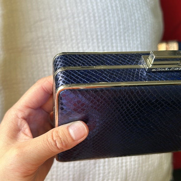 Electric blue embossed clutch - Picture 9 of 9